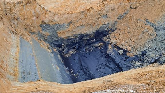 Kaivanto, jonka pohjalla näkyvissä mustaa sulfidipitoista sedimenttiä