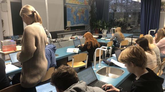 Oppilaita luokkahuoneessa tietokoneden äärellä.