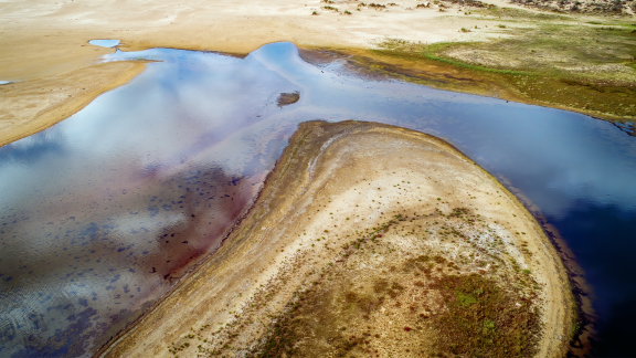 Joki kuivissa olosuhteissa