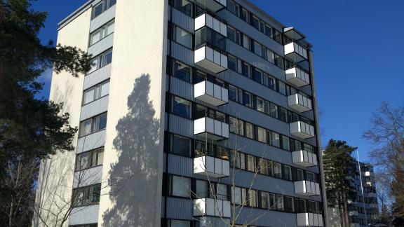 Talvista kerrostalon piha-aluetta Helsingin Kannelmäessä