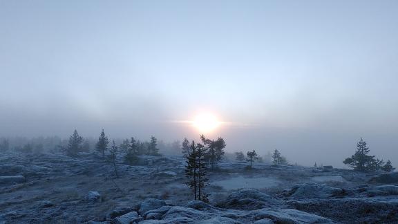 särkitunturi pakkasusvassa auringonlaskiessa