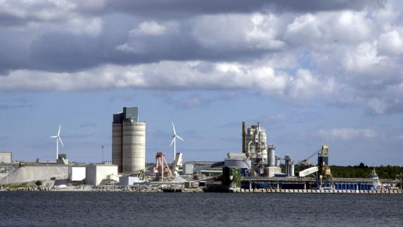 Tehdas vesistön rannalla