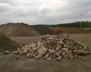 Lajiteltuja maakasoja kentällä.