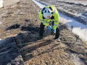 Kuvassa huomioasuinen tutkija leikkaa rälläkällä terästankoa poikki.