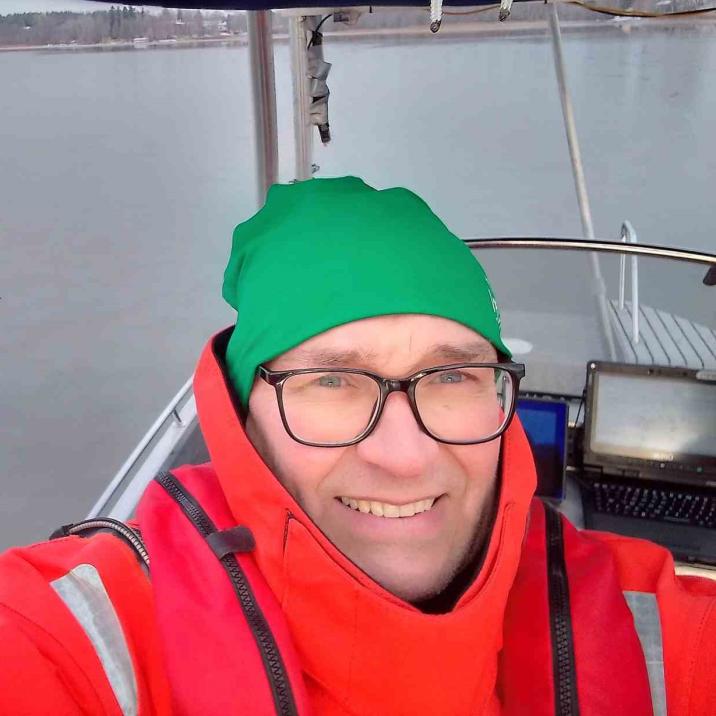 Jari Silander veeneellä mittaamassa