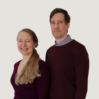 Kuvassa Riikka Paloniemi ja Juha Peltomaa.