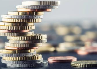 Euron kolikot muodostavat korkean tornin. 