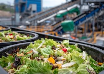 Biojätteen kierrätystä jätteenkäsittelylaitoksessa.