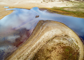 Joki kuivissa olosuhteissa