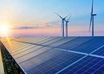 Aurinkopaneeleja ja tuulivoimaloita.