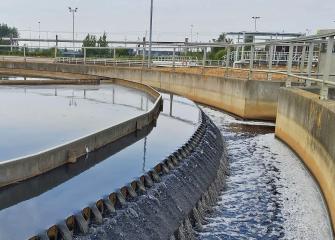 Vedenpuhdistuslaitoksen selkeytysaltaita.