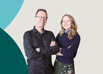 Blogin kirjoittajat valokuvassa, Kari Oinonen vasemmalla ja Aino Lipsanen oikealla.