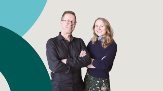 Blogin kirjoittajat valokuvassa, Kari Oinonen vasemmalla ja Aino Lipsanen oikealla.