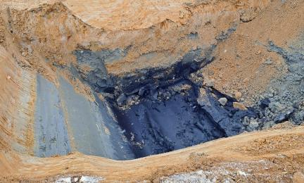 Kaivanto, jonka pohjalla näkyvissä mustaa sulfidipitoista sedimenttiä