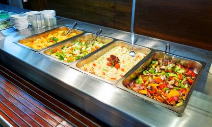 Neljä erilaista ruokaa linjastolla