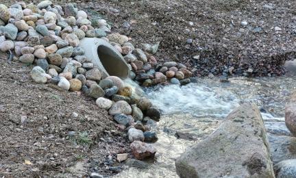 Hulevedet kuljettavat sade- ja sulamisvettä rakennetuilta alueilta vesistöihin, usein haitta-aineiden kera.