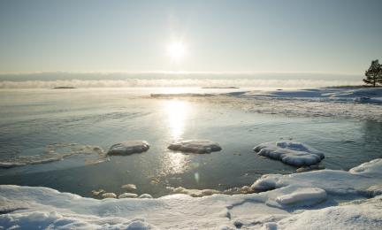 Aurinkoinen talvimaisema ja jäätyvä meri.