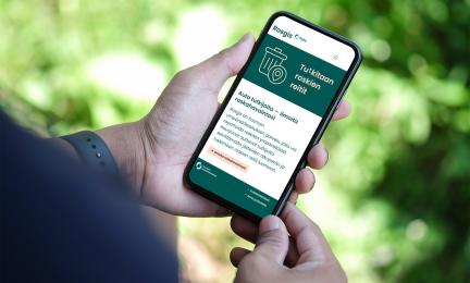 Matkapuhelinta pitelevät kädet.