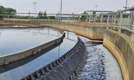 Vedenpuhdistuslaitoksen selkeytysaltaita.