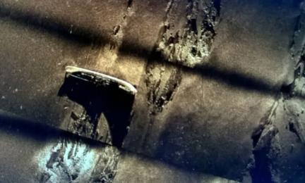 Viistokaikuluotauskuva uponneesta sotalaivasta.