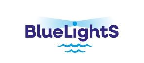 BlueLightS logo, jossa projektinimen i-kirjain on loistava majakka ja tekstin alla aaltoja.