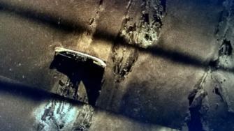 Viistokaikuluotauskuva uponneesta sotalaivasta.